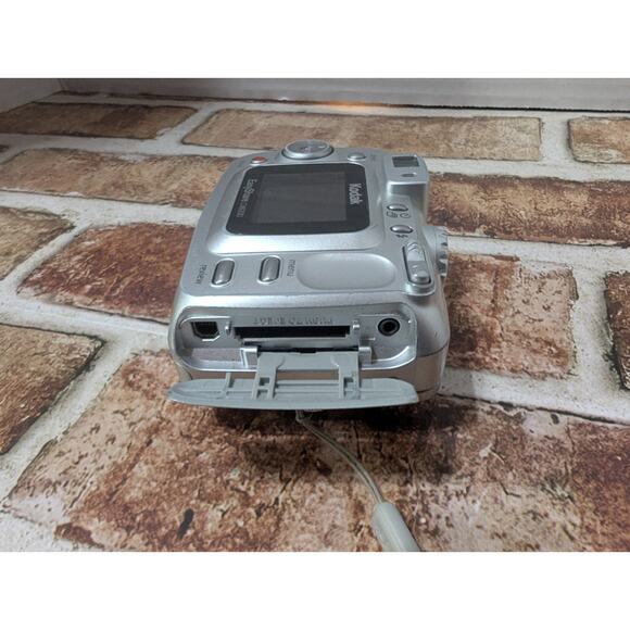 Kodak EasyShare CX6330 3.1MP Digital Camera - FOR PARTS - Does Not Power On - Picture 7 of 7